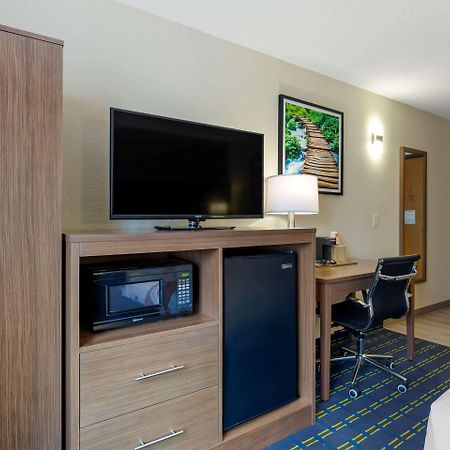 ซูเปอร์ 8 บาย วินด์แฮม ลี/เบิร์กเชอร์ส/เอาต์เล็ต แอเรีย Hotel ภายนอก รูปภาพ