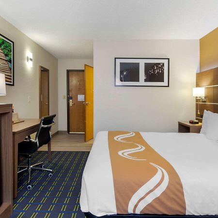 ซูเปอร์ 8 บาย วินด์แฮม ลี/เบิร์กเชอร์ส/เอาต์เล็ต แอเรีย Hotel ภายนอก รูปภาพ