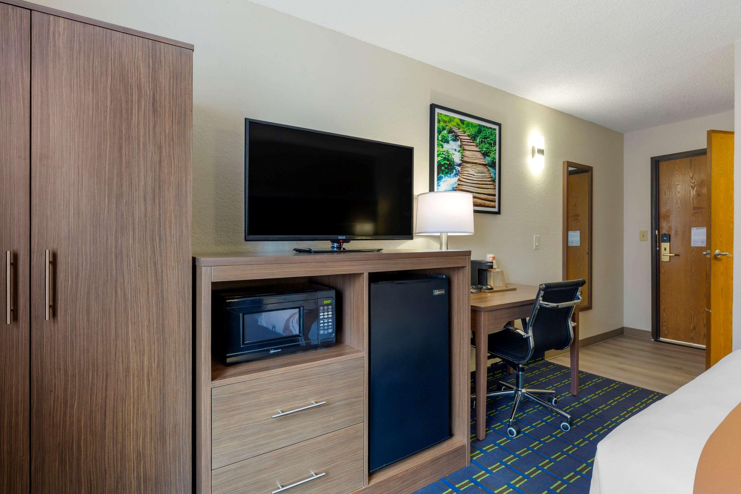 ซูเปอร์ 8 บาย วินด์แฮม ลี/เบิร์กเชอร์ส/เอาต์เล็ต แอเรีย Hotel ภายนอก รูปภาพ