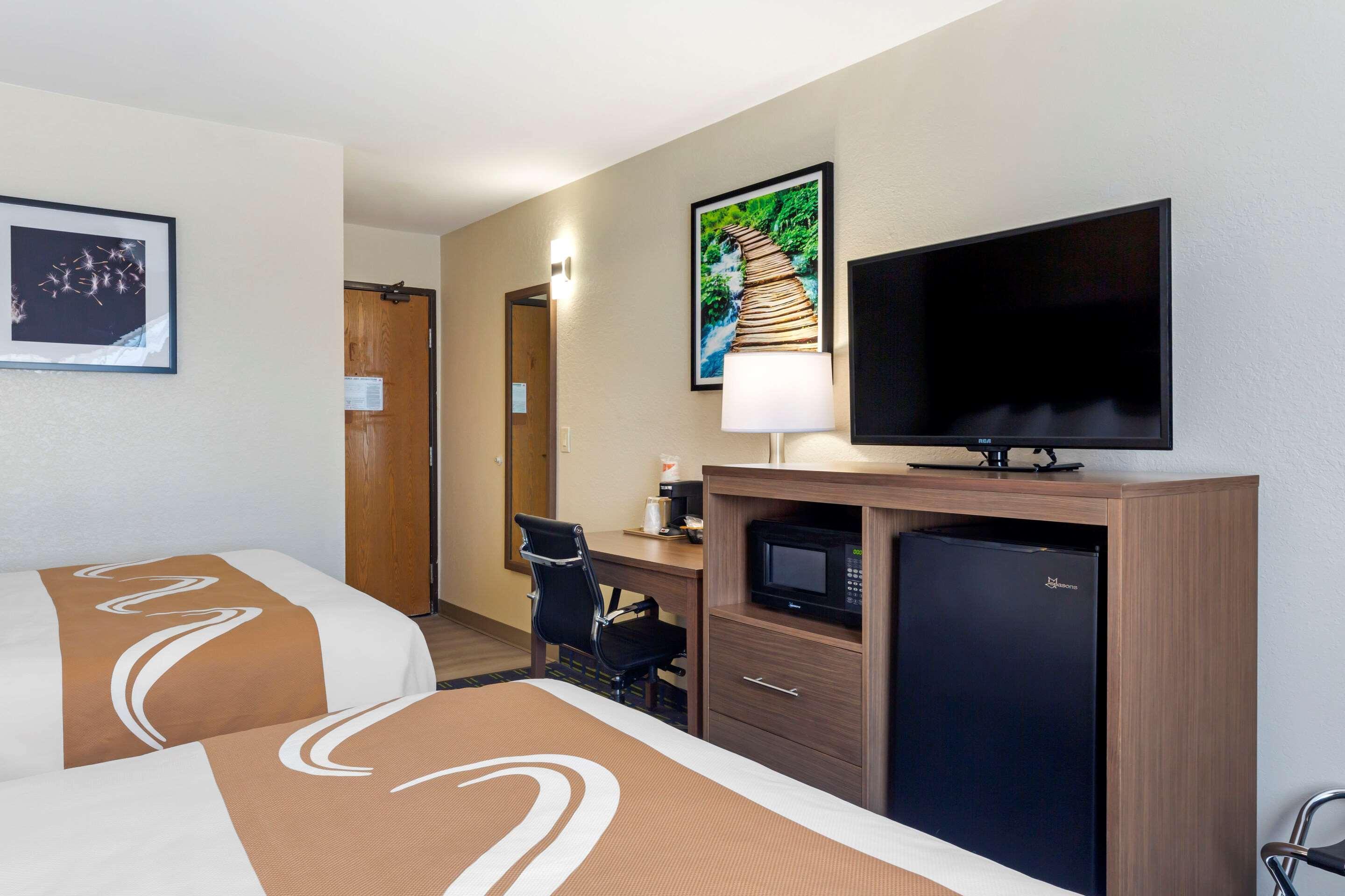 ซูเปอร์ 8 บาย วินด์แฮม ลี/เบิร์กเชอร์ส/เอาต์เล็ต แอเรีย Hotel ภายนอก รูปภาพ