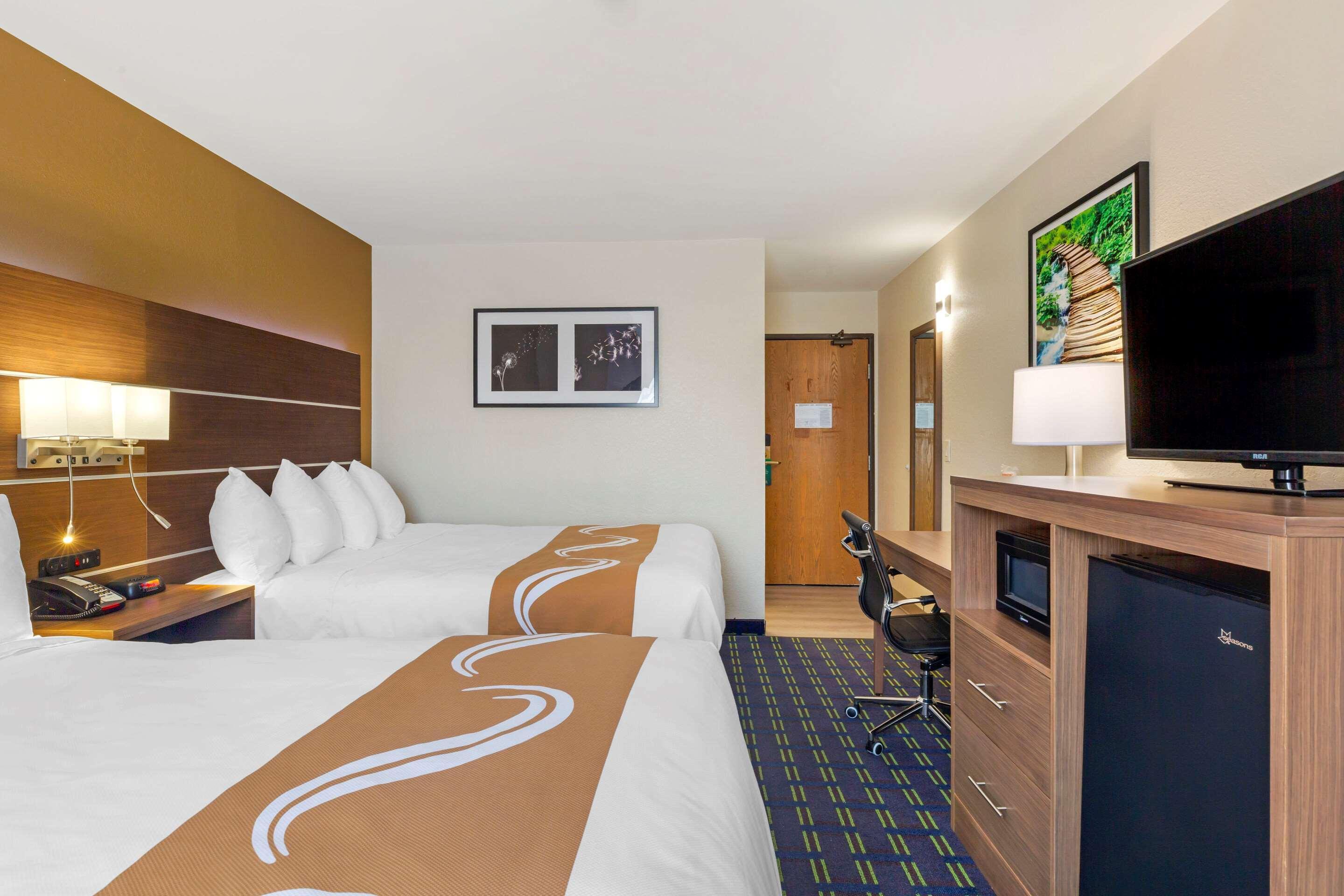 ซูเปอร์ 8 บาย วินด์แฮม ลี/เบิร์กเชอร์ส/เอาต์เล็ต แอเรีย Hotel ภายนอก รูปภาพ