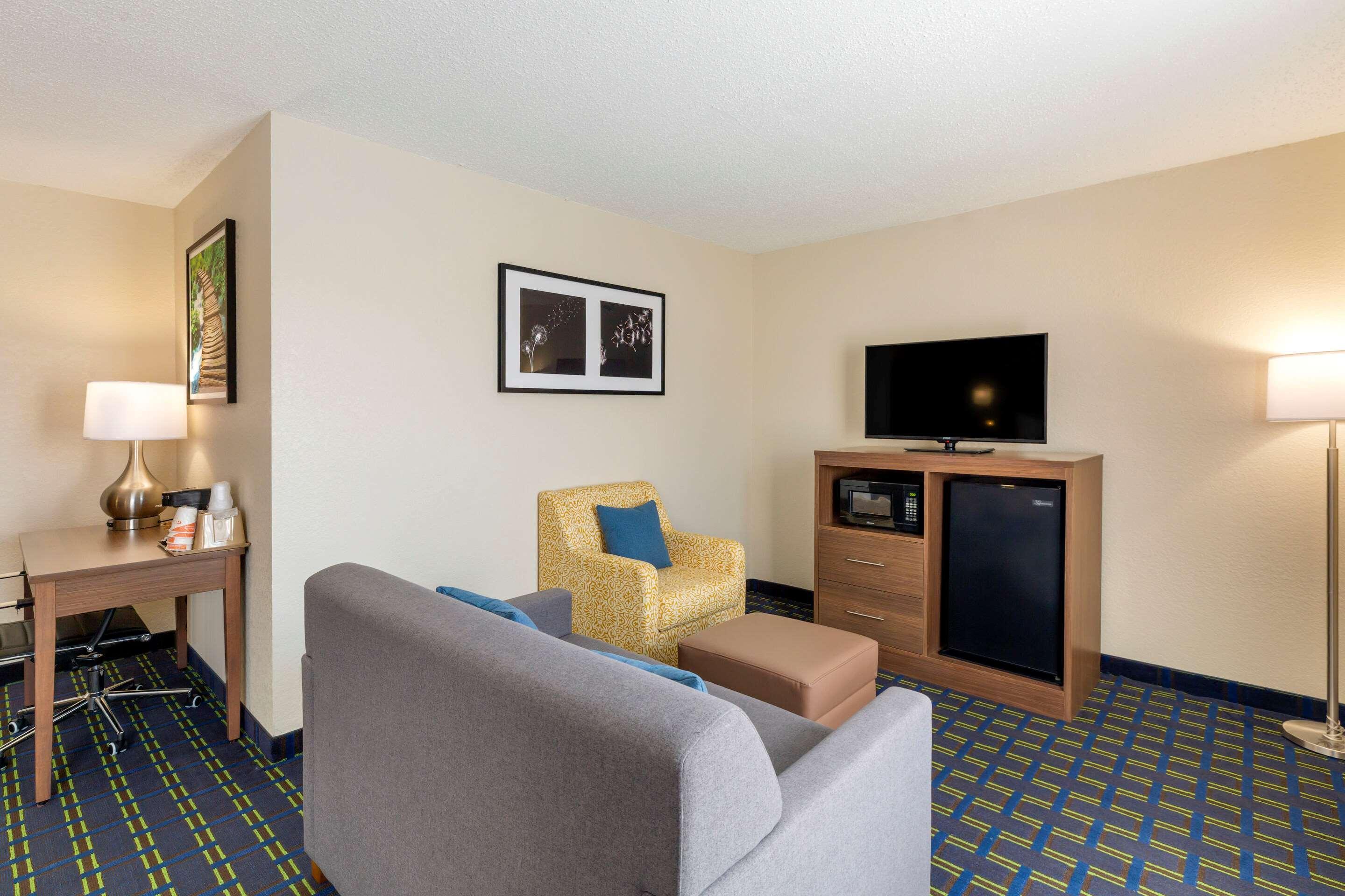 ซูเปอร์ 8 บาย วินด์แฮม ลี/เบิร์กเชอร์ส/เอาต์เล็ต แอเรีย Hotel ภายนอก รูปภาพ