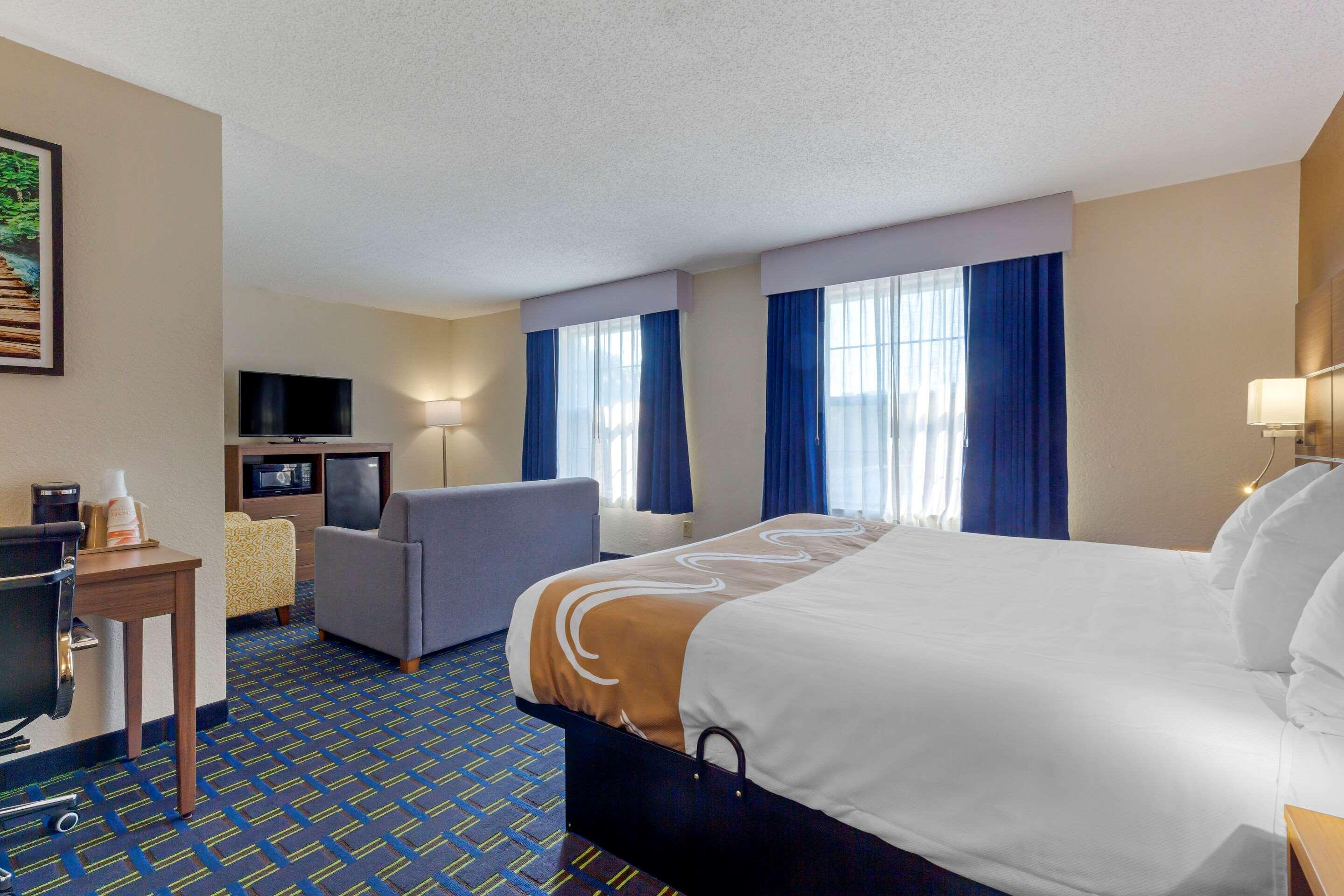 ซูเปอร์ 8 บาย วินด์แฮม ลี/เบิร์กเชอร์ส/เอาต์เล็ต แอเรีย Hotel ภายนอก รูปภาพ