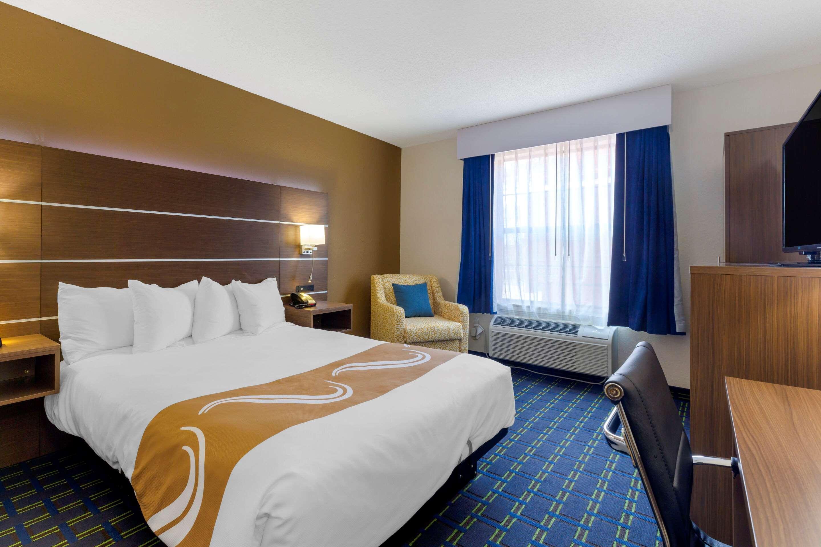 ซูเปอร์ 8 บาย วินด์แฮม ลี/เบิร์กเชอร์ส/เอาต์เล็ต แอเรีย Hotel ภายนอก รูปภาพ