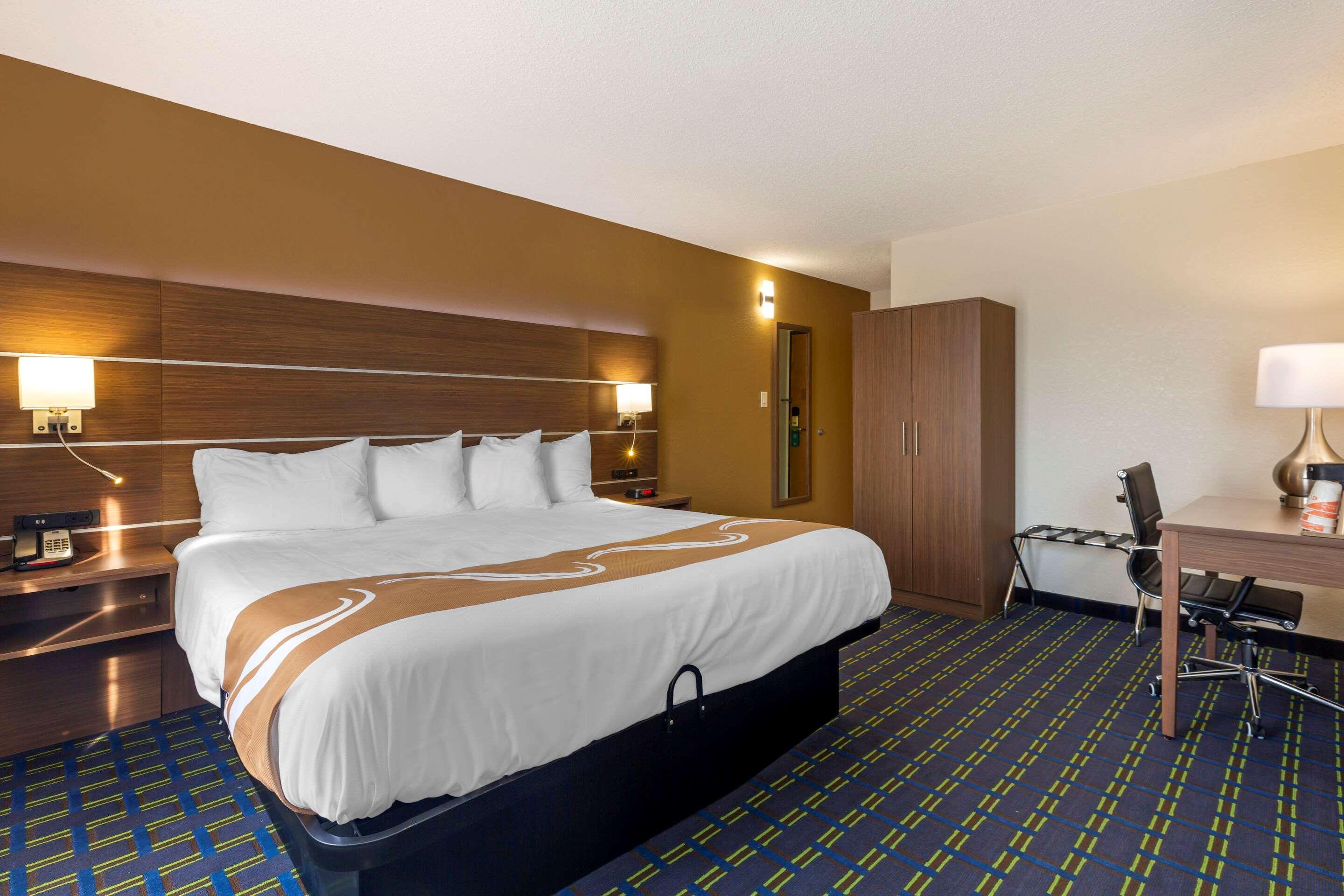 ซูเปอร์ 8 บาย วินด์แฮม ลี/เบิร์กเชอร์ส/เอาต์เล็ต แอเรีย Hotel ภายนอก รูปภาพ
