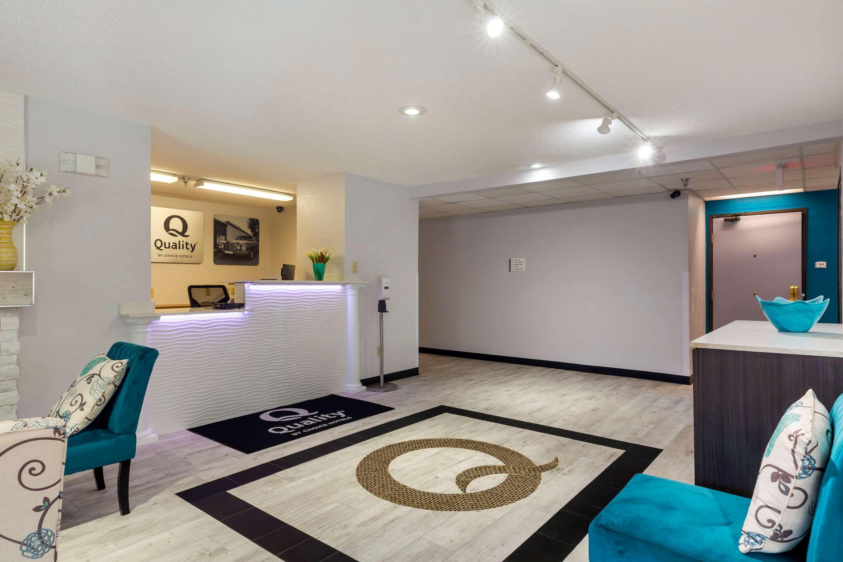ซูเปอร์ 8 บาย วินด์แฮม ลี/เบิร์กเชอร์ส/เอาต์เล็ต แอเรีย Hotel ภายนอก รูปภาพ